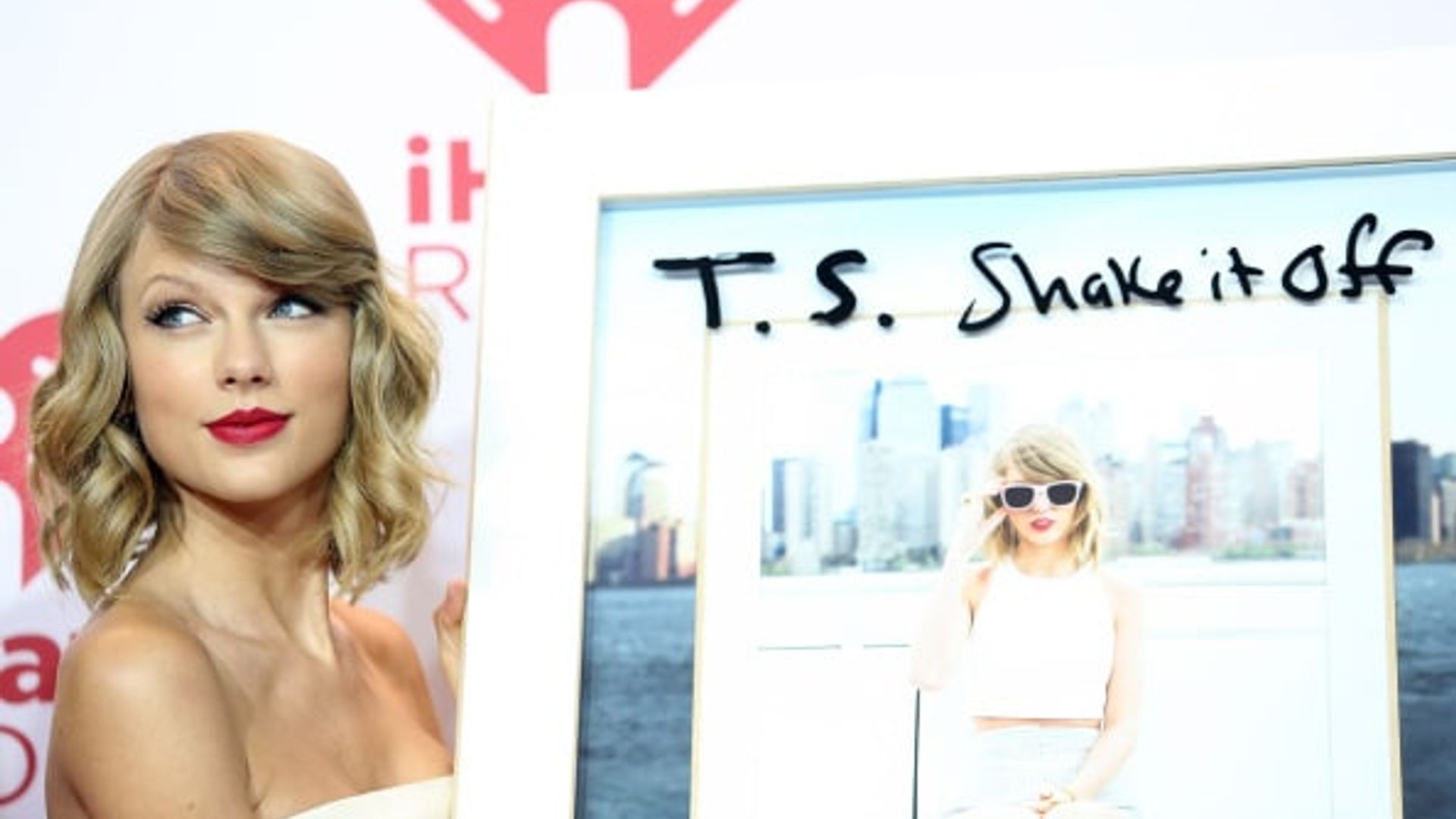 ​Taylor Swift fights back against hackers' nude photo claims