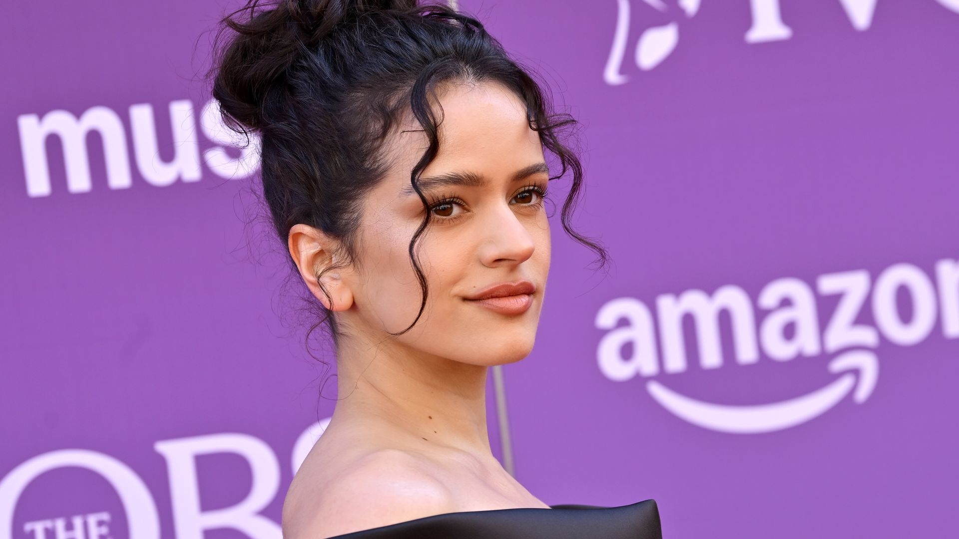https://www.hola.com/us/horizon/landscape/75f1c3191f98-london-england-rosalc3ada-attends-the-ivors-2026-at-grosvenor-house-on-may-21.jpg?im=Resize=(1200)