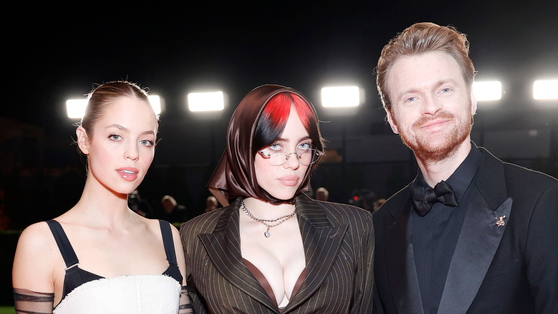 https://www.hola.com/us/horizon/landscape/7753fb3d1ca8-los-angeles-california-claudia-sulewski-billie-eilish-and-finneas-attend-the-aca.jpg?im=Resize=(1200)