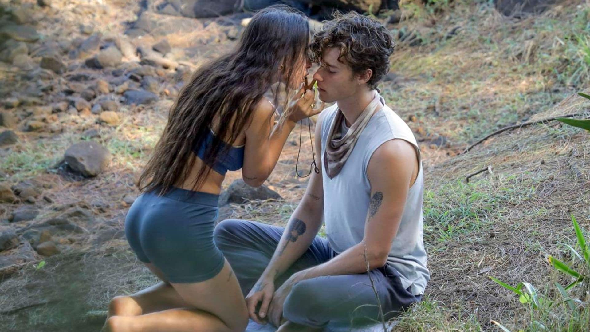 Shawn Mendes gets up close and personal with yogi Hitomi Mochizuki in Hawaii