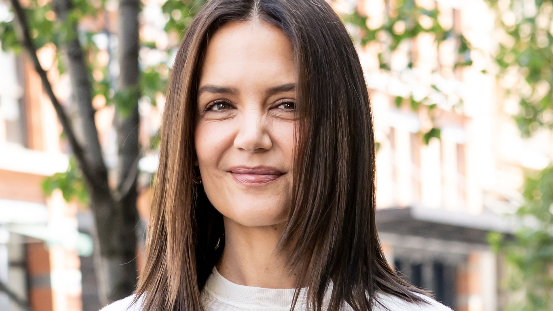 https://www.hola.com/us/horizon/landscape/77fdaab1d7d8-new-york-new-york-actress-katie-holmes-attends-the-chanel-tribeca-festival-women.jpg?im=Resize=(1200)