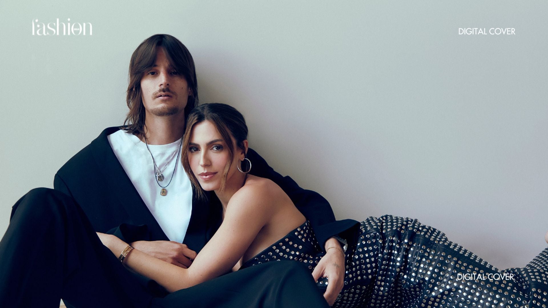 Danny wears a Boss suit and a cotton T-shirt by Adolfo Domínguez, while Mar dazzles in a studded dress by Edher Gin and Pandora jewelry