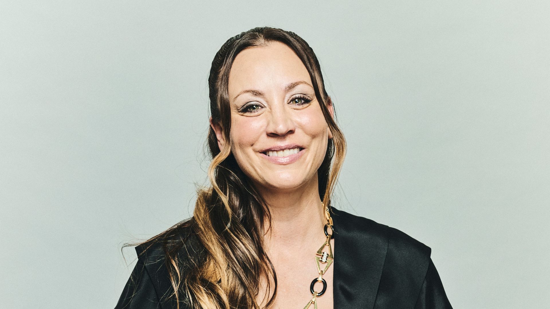 Kaley Cuoco’s holiday hosting rules, from the playlist to the open bar