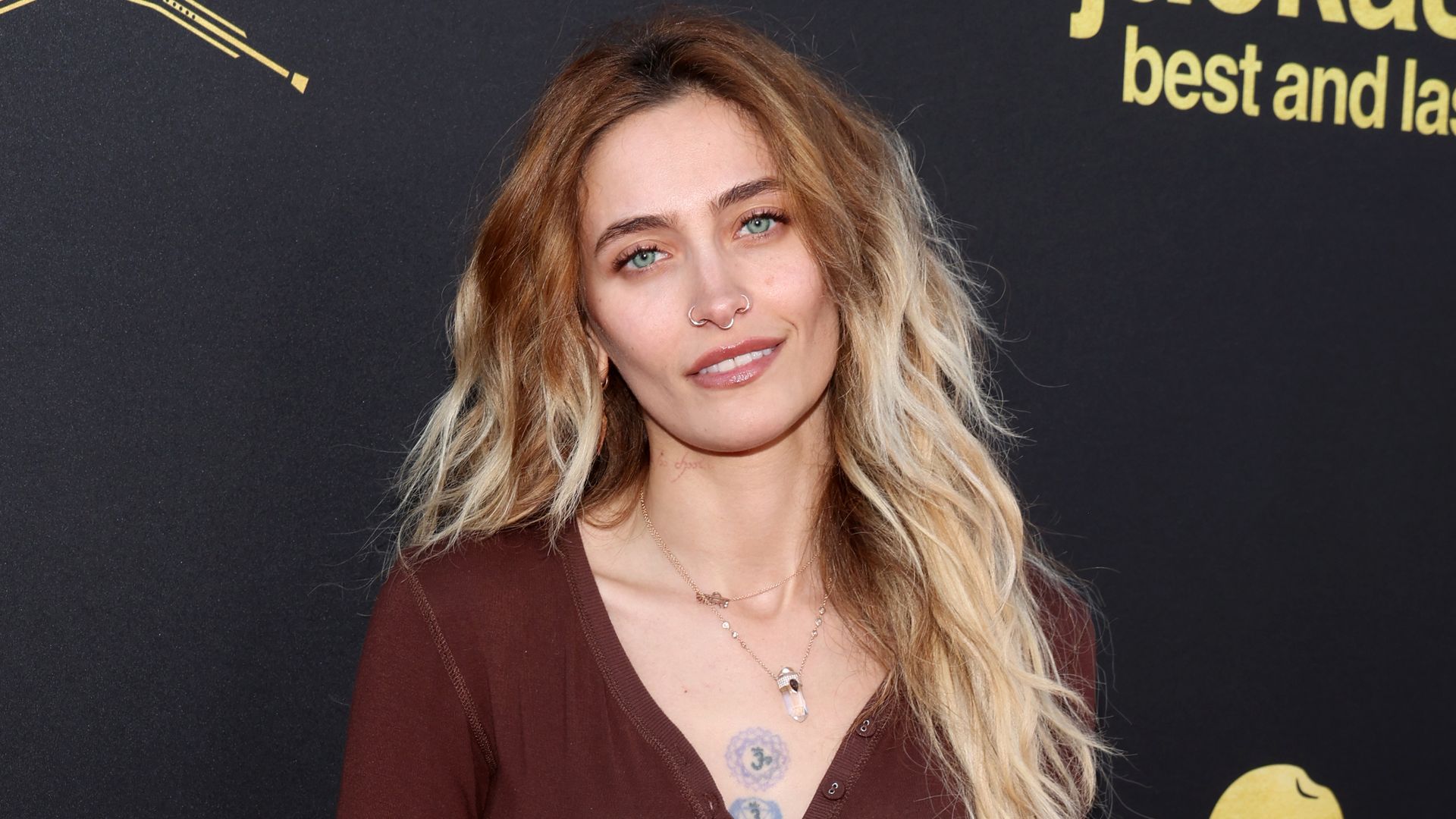 https://www.hola.com/us/horizon/landscape/79b31c3ec3a0-los-angeles-california-paris-jackson-attends-the-jackass-best-and-last-global-pr.jpg?im=Resize=(1200)