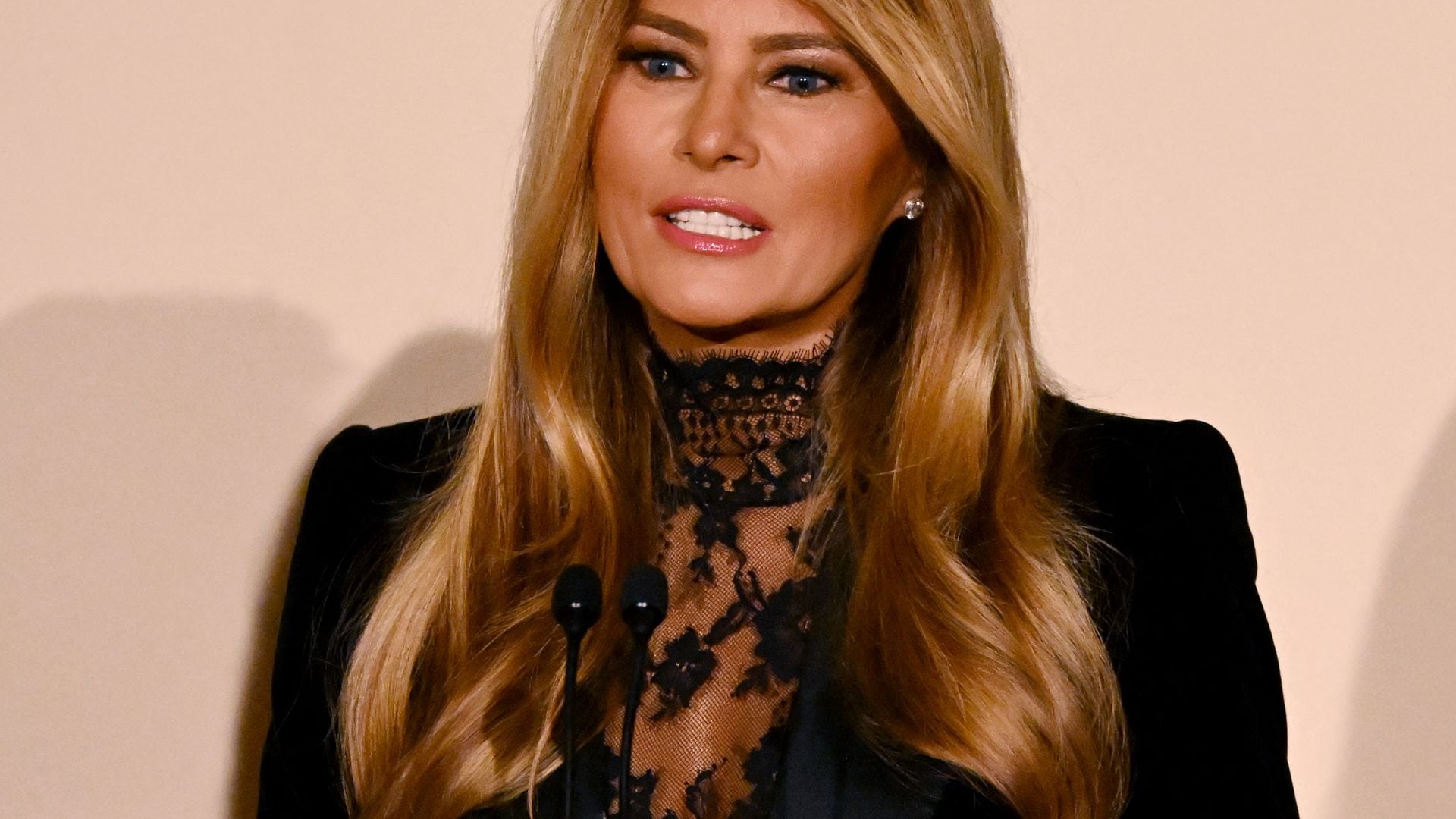 Melania Trump deslumbra con un espectacular vestido plateado en la fiesta de Año Nuevo en Mar-a-Lago