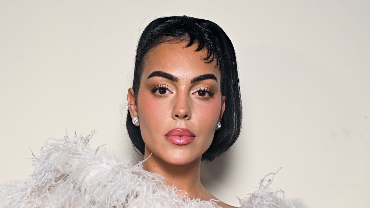 https://www.hola.com/us/horizon/landscape/7d7fbdfebf48-paris-france-georgina-rodriguez-poses-backstage-after-the-elie-saab-womenswear-f.jpg?im=Resize=(1200)