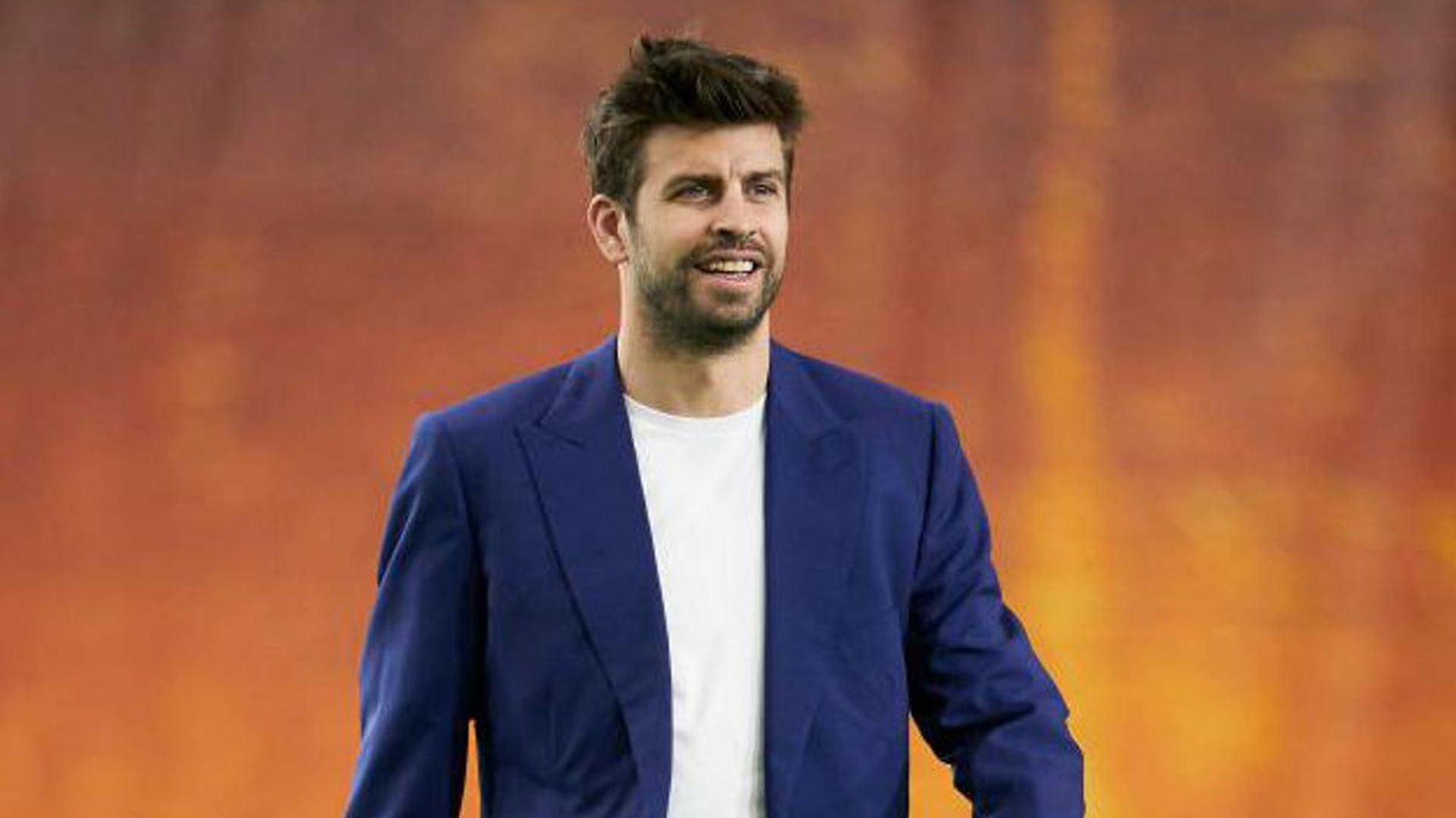 Gerard Piqué is spotted with a famous model in Paris