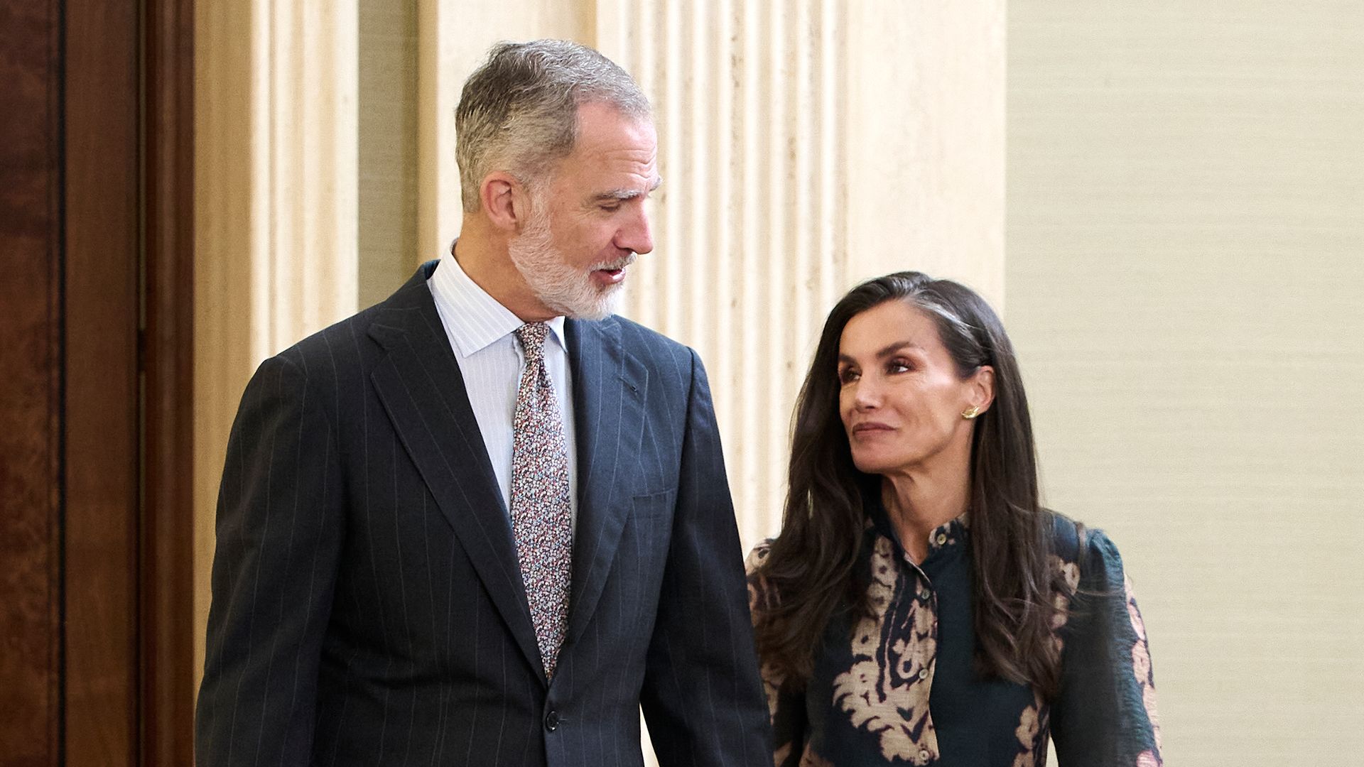 https://www.hola.com/us/horizon/landscape/7ec7a5f78bc6-madrid-spain-king-felipe-vi-of-spain-and-queen-letizia-of-spain-receive-the-span.jpg?im=Resize=(1200)