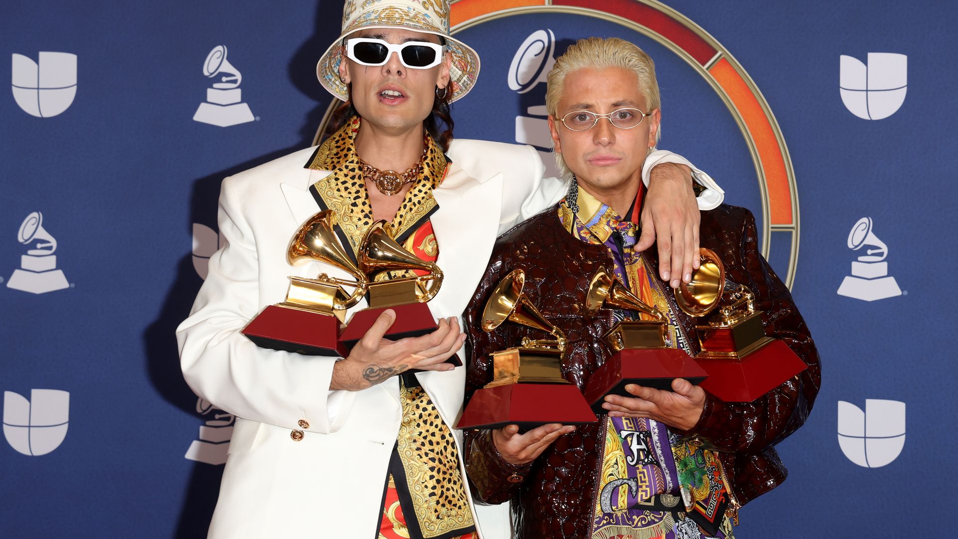 After a triumphant night at the Latin Grammys in Las Vegas, where they walked away with five awards, Argentine duo Ca7riel and Paco Amoroso found themselves in the middle of an unexpected scandal.