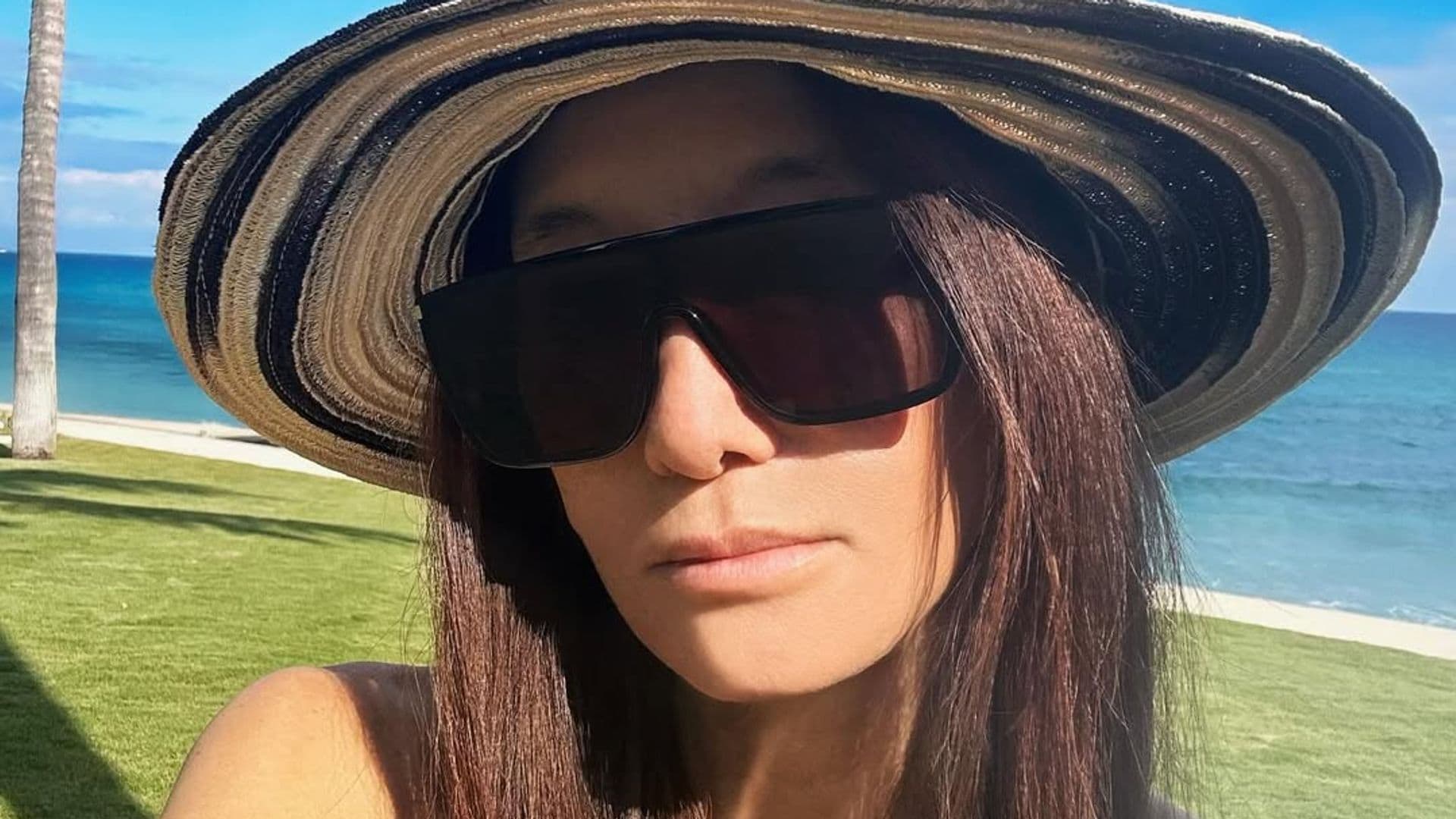 Vera Wang, 76, stuns in glamorous Christmas photos, fans say she’s aging backwards