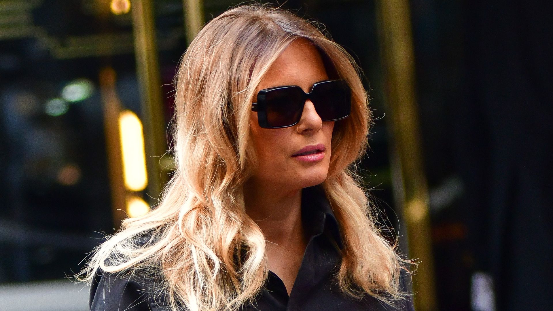 https://www.hola.com/us/horizon/landscape/7f1aa7198ab2-new-york-new-york-former-u-s-first-lady-melania-trump-leaves-trump-tower-in-manh.jpg?im=Resize=(1200)