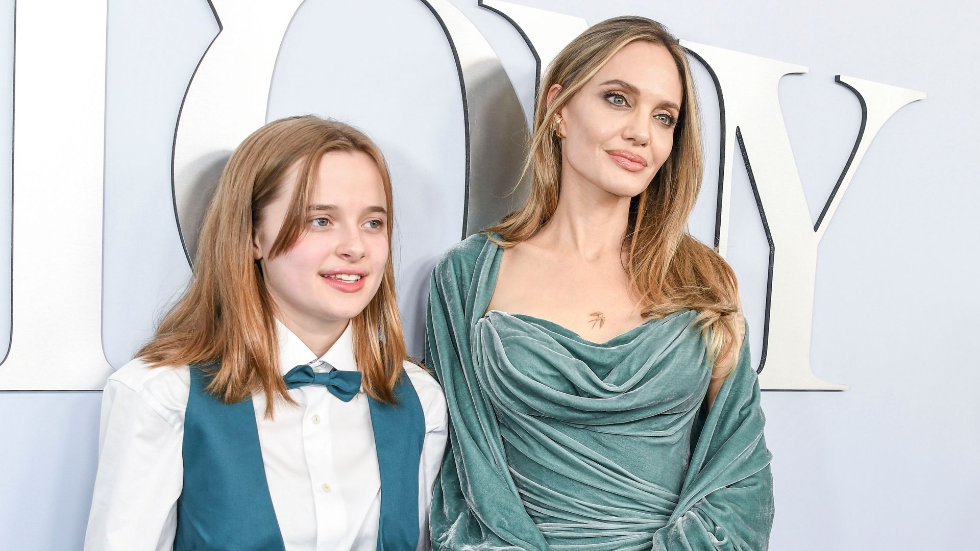 https://www.hola.com/us/horizon/landscape/7f48e6fc5d98-new-york-angelina-jolie-and-her-daughter-vivienne-jolie-pitt-arrive-at-the-77th.jpg?im=Resize=(1200)