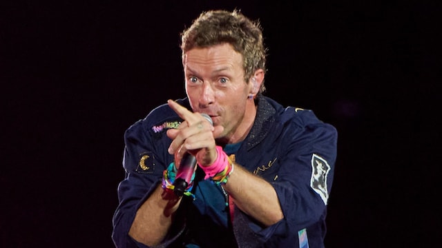  Chris Martin of Coldplay performs at Rogers Stadium on July 07, 2025 in Toronto, Ontario. 