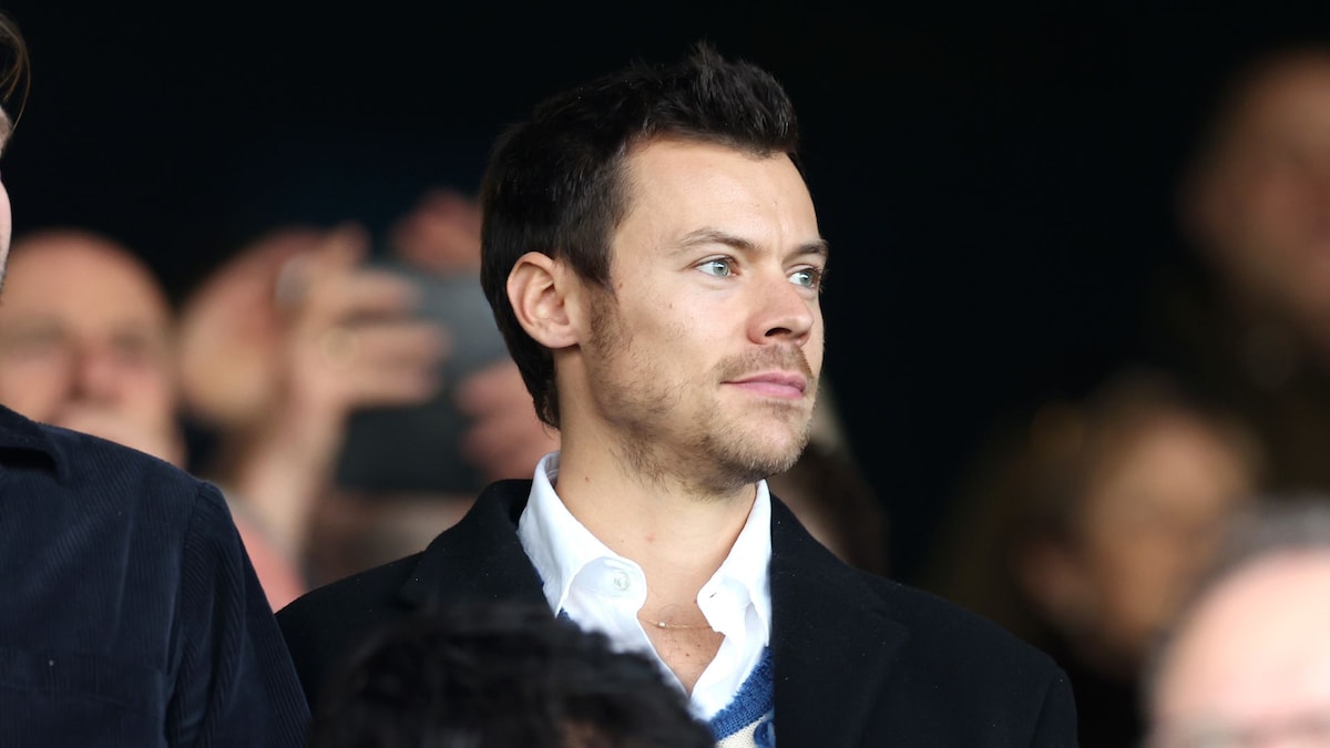 https://www.hola.com/us/horizon/landscape/80a07b53a999-luton-england-harry-styles-english-singer-looks-on-prior-to-the-premier-league-m.jpg?im=Resize=(1200)