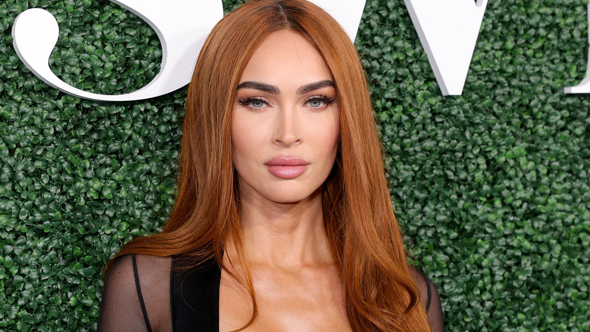 https://www.hola.com/us/horizon/landscape/80dfd8fa9ada-new-york-new-york-megan-fox-attends-the-2023-sports-illustrated-swimsuit-issue-l.jpg?im=Resize=(1200)