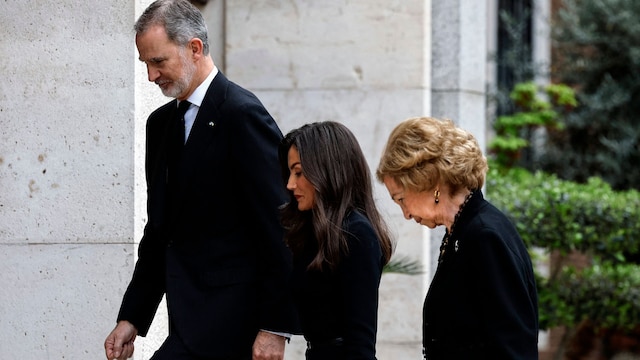 King Felipe, Queen Letizia and Queen Sofia pay tribute to Pope Francis