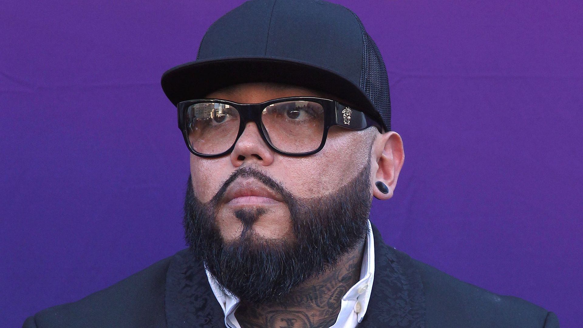 A.B. Quintanilla shows legal papers after Suzette Quintanilla denies lawsuit
