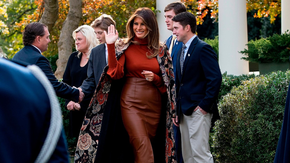 https://www.hola.com/us/horizon/landscape/82a6e5feff51-first-lady-melania-trump-waves-after-us-president-donald-trump-pardoned-the-than.jpg?im=Resize=(1200)