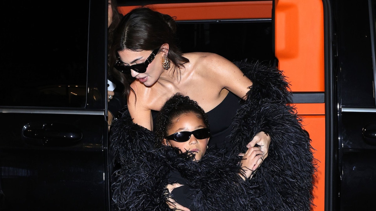 https://www.hola.com/us/horizon/landscape/83e5311a54ad-paris-france-kylie-jenner-and-stormi-webster-attend-the-valentino-haute-couture-.jpg?im=Resize=(1200)