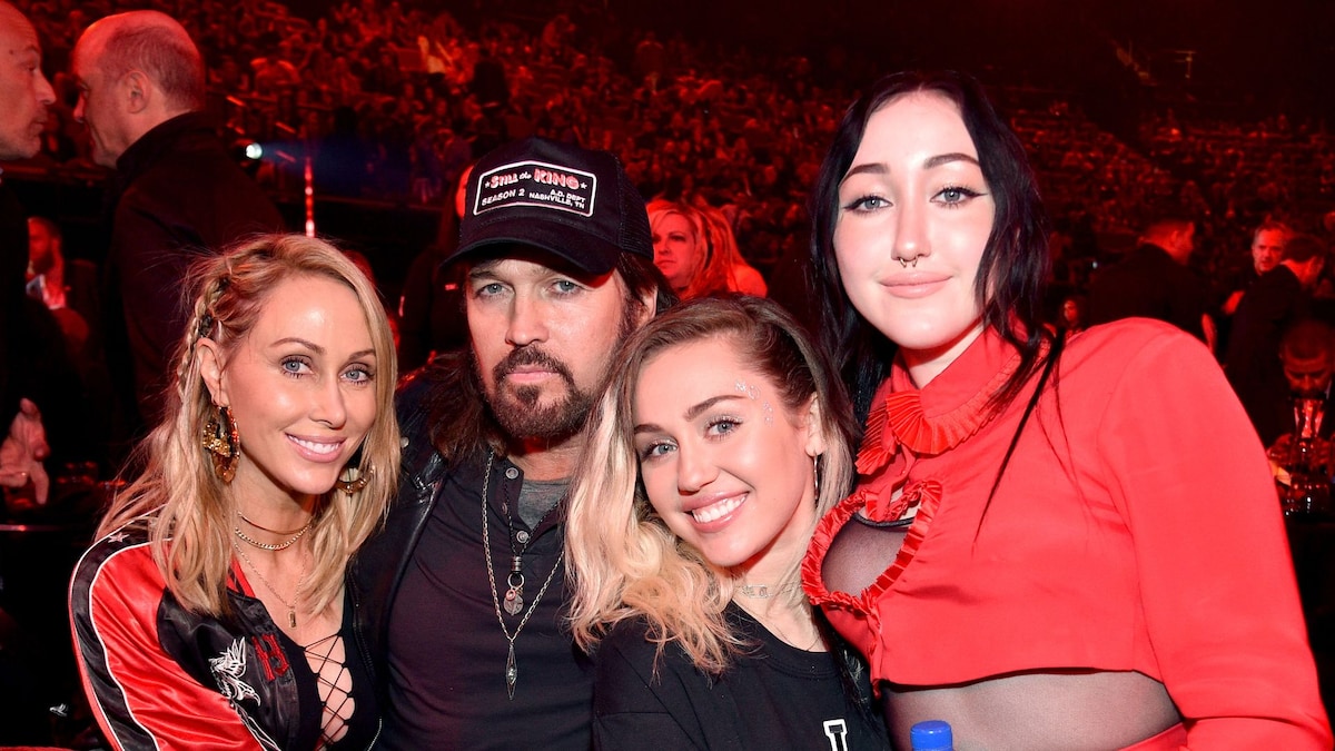 https://www.hola.com/us/horizon/landscape/84043b959902-inglewood-ca-tish-cyrus-and-singer-songwriters-billy-ray-cyrus-miley-cyrus-and-n.jpg?im=Resize=(1200)