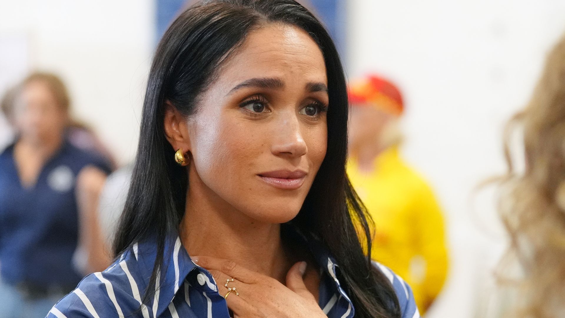 https://www.hola.com/us/horizon/landscape/84c1cb6c5277-sydney-australia-meghan-duchess-of-sussex-meets-volunteer-first-responders-from.jpg?im=Resize=(1200)