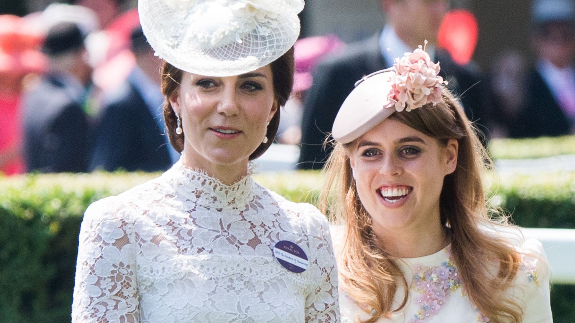 https://www.hola.com/us/horizon/landscape/84d58b167679-ascot-england-catherine-duchess-of-cambridge-and-princess-beatrice-of-york-atten.jpg?im=Resize=(1200)