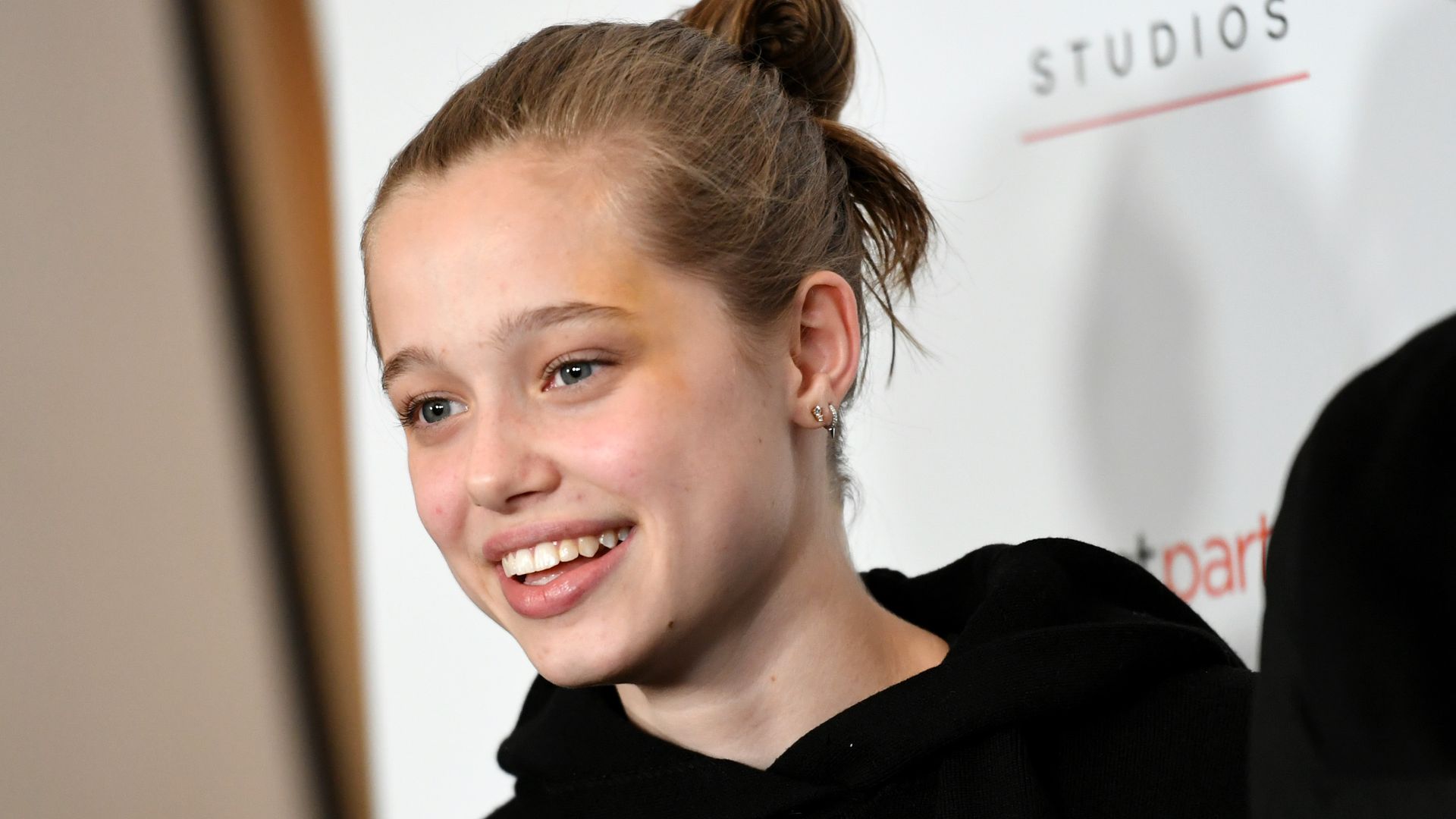 https://www.hola.com/us/horizon/landscape/857b3bcde2ca-los-angeles-california-shiloh-jolie-pitt-attends-the-los-angeles-premiere-of-msn.jpg?im=Resize=(1200)