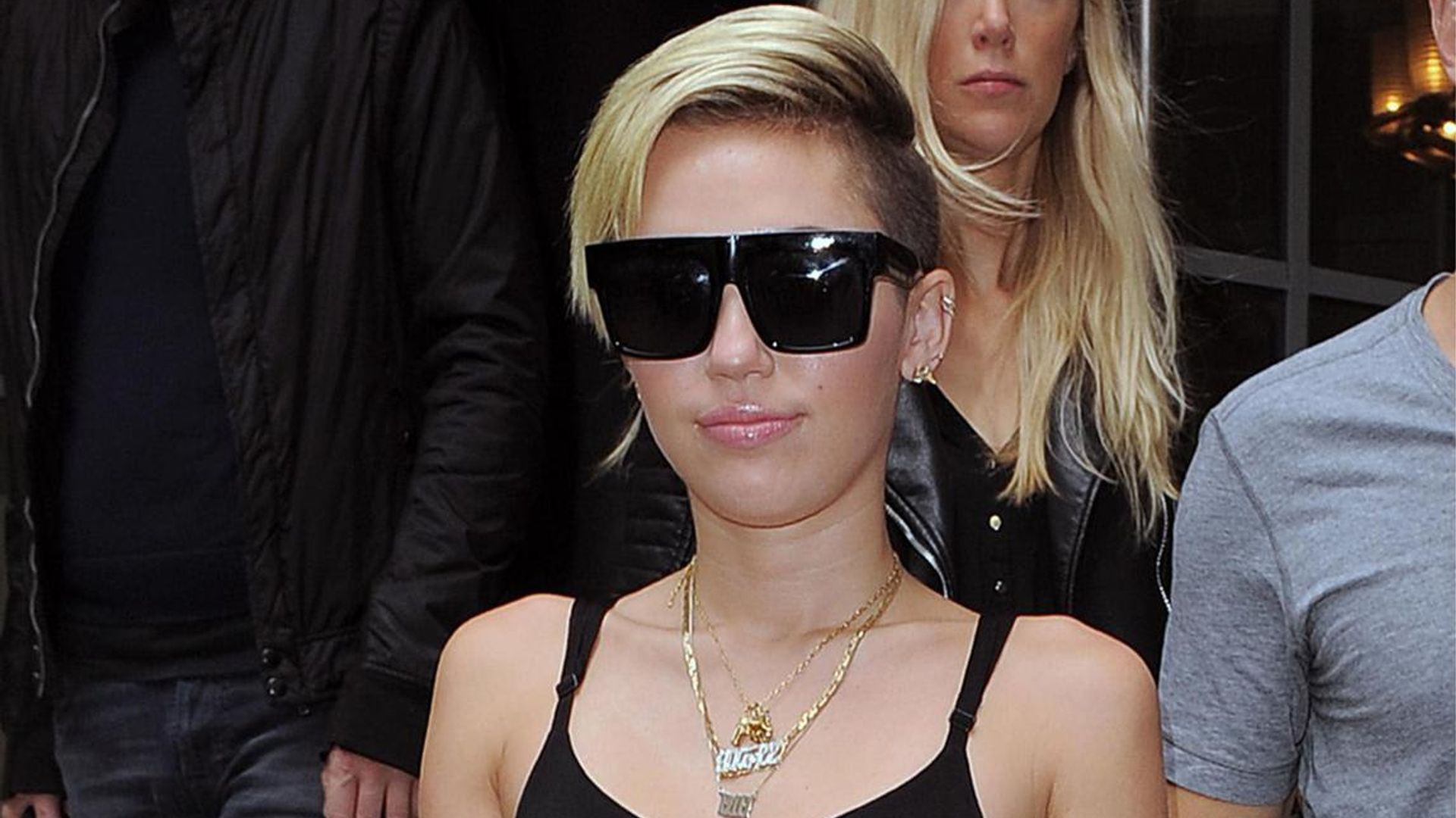 Miley Cyrus pays emotional tribute and mourns a very close family member