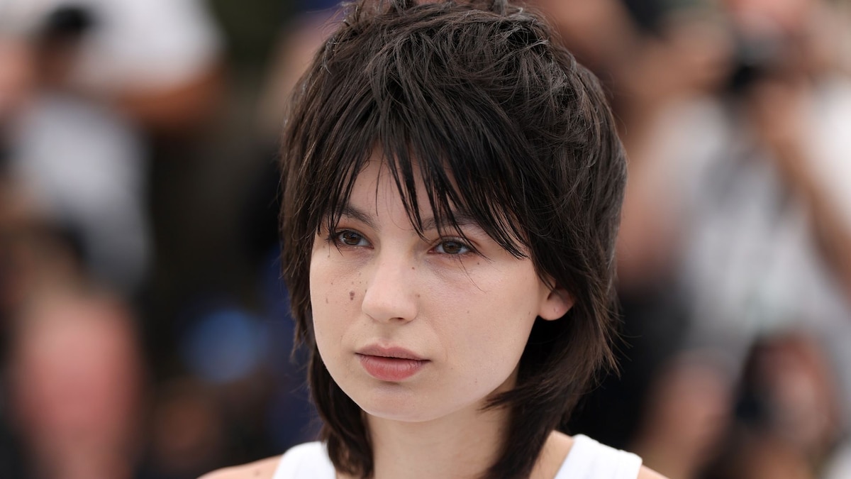 https://www.hola.com/us/horizon/landscape/8780bdbe910e-cannes-france-eva-yelmani-poses-during-dites-lui-que-je-laime-photocall-at-the-7.jpg?im=Resize=(1200)