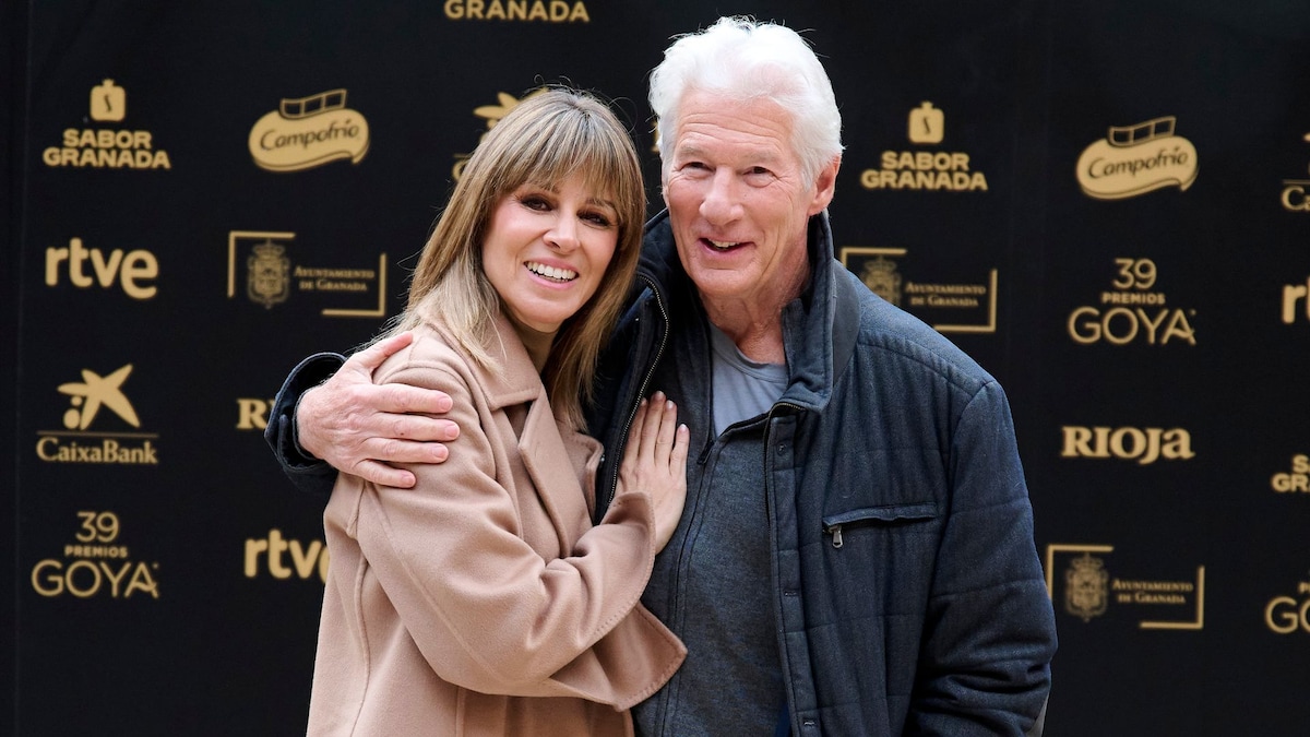 https://www.hola.com/us/horizon/landscape/88f82d984ebe-granada-spain-richard-gere-and-alejandra-silva-pose-at-the-goya-international-aw.jpg?im=Resize=(1200)