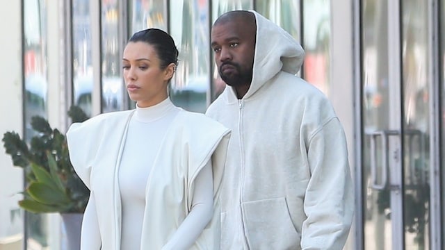  Kanye West and Bianca Censori make a stylish visit to Cienega Med Spa for a Sunday afternoon pampering session in a Tesla Cybertruck, amid allegations of battery. Recently, Kanye West has been accused of punching a man in the face after he allegedly sexually assaulted and inappropriately touched his wife in Los Angeles. Kanye, 46, allegedly hit the unnamed male, who the Los Angeles Police Department said in a battery report first 'pushed or grabbed' his wife, Bianca Censori. Reports recently came out that Kanye actually hit the wrong twin involved in allegedly pushing his wife Bianca.   Kanye and Bianca matched in white outfits -- Kanye rocked a white hoodie and sweatpants that hung low to expose his boxers. Bianca was more covered up then her usual revealing outfits, wearing a white bodysuit and matching puffer vest. **** Los Angeles, CA - Kanye West y Bianca Censori hacen una elegante visita a Cienega Med Spa para una sesiÃ³n de mimos el domingo por la tarde en un Tesla Cybertruck, en medio de acusaciones de agresiÃ³n. Recientemente, Kanye West ha sido acusado de golpear a un hombre en la cara despuÃ©s de que supuestamente agrediera sexualmente y tocara de forma inapropiada a su esposa en Los Ãngeles. Kanye, de 46 aÃ±os, supuestamente golpeÃ³ a un hombre anÃ³nimo, que segÃºn el Departamento de PolicÃ­a de Los Ãngeles en un informe de agresiÃ³n primero "empujÃ³ o agarrÃ³" a su esposa, Bianca Censori. Hace poco se supo que, en realidad, Kanye golpeÃ³ al gemelo equivocado implicado en el supuesto empujÃ³n a su esposa Bianca.  Kanye y Bianca iban vestidos de blanco: Kanye llevaba una sudadera blanca con capucha y un pantalÃ³n de chÃ¡ndal que le dejaba los calzoncillos al descubierto. Bianca iba mÃ¡s tapada que sus habituales atuendos reveladores, con un body blanco y un chaleco a juego.

Pictured: Kanye West, Bianca Censori