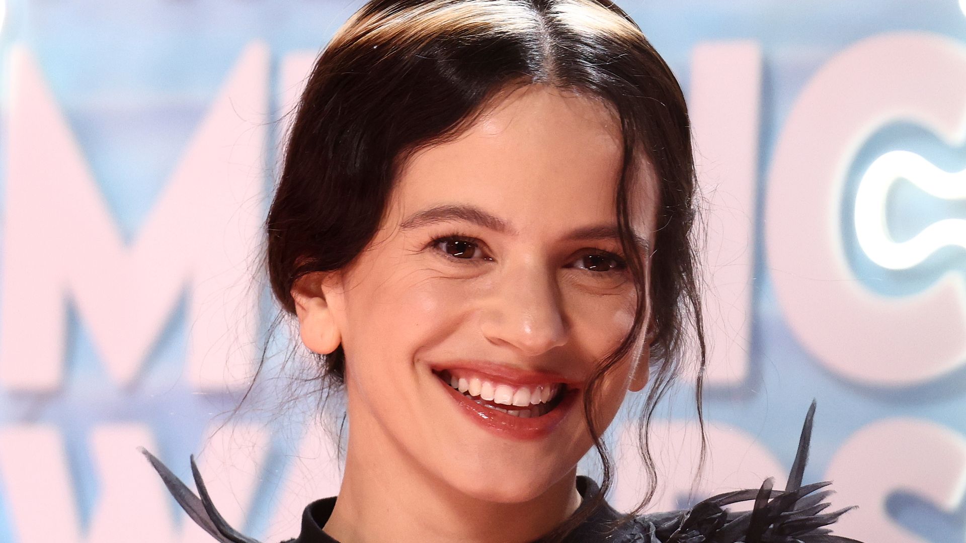 https://www.hola.com/us/horizon/landscape/8aeaf89eeb47-valencia-spain-rosalia-attends-the-los40-music-awards-santander-at-roig-arena-on.jpg?im=Resize=(1200)