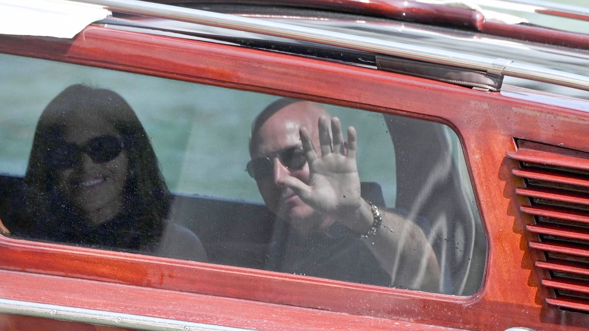 https://www.hola.com/us/horizon/landscape/8ba25ad11cf3-topshot-amazons-founder-jeff-bezos-and-lauren-sanchez-wave-from-the-taxi-boat-as.jpg?im=Resize=(1200)