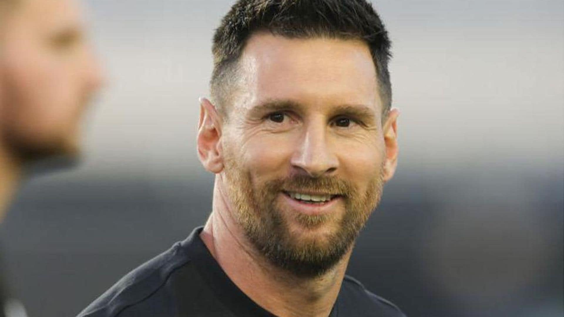 Lionel Messi and Antonela Roccuzzo surprise fans at the traffic light in Miami