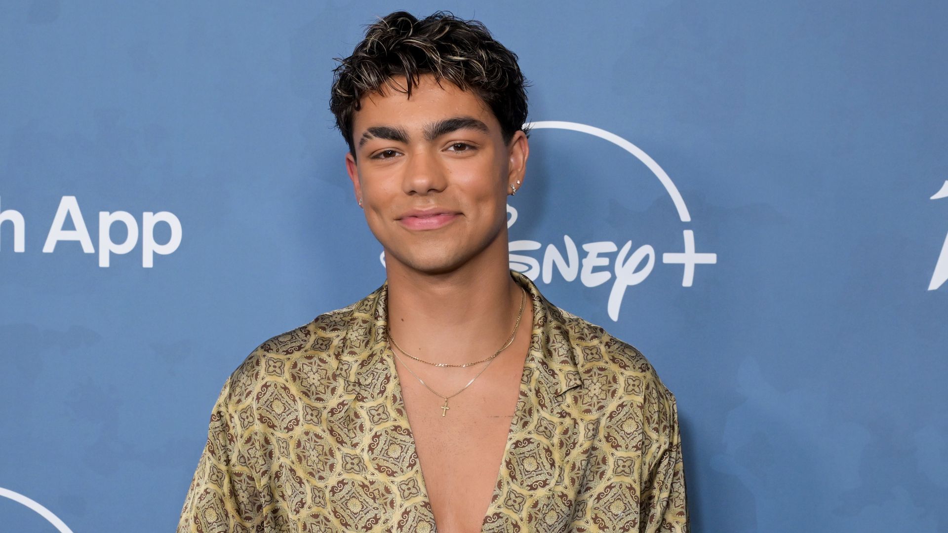 https://www.hola.com/us/horizon/landscape/8d30952fe496-malachi-barton-at-variety-power-of-young-hollywood-2026-presented-by-disney-held.jpg?im=Resize=(1200)