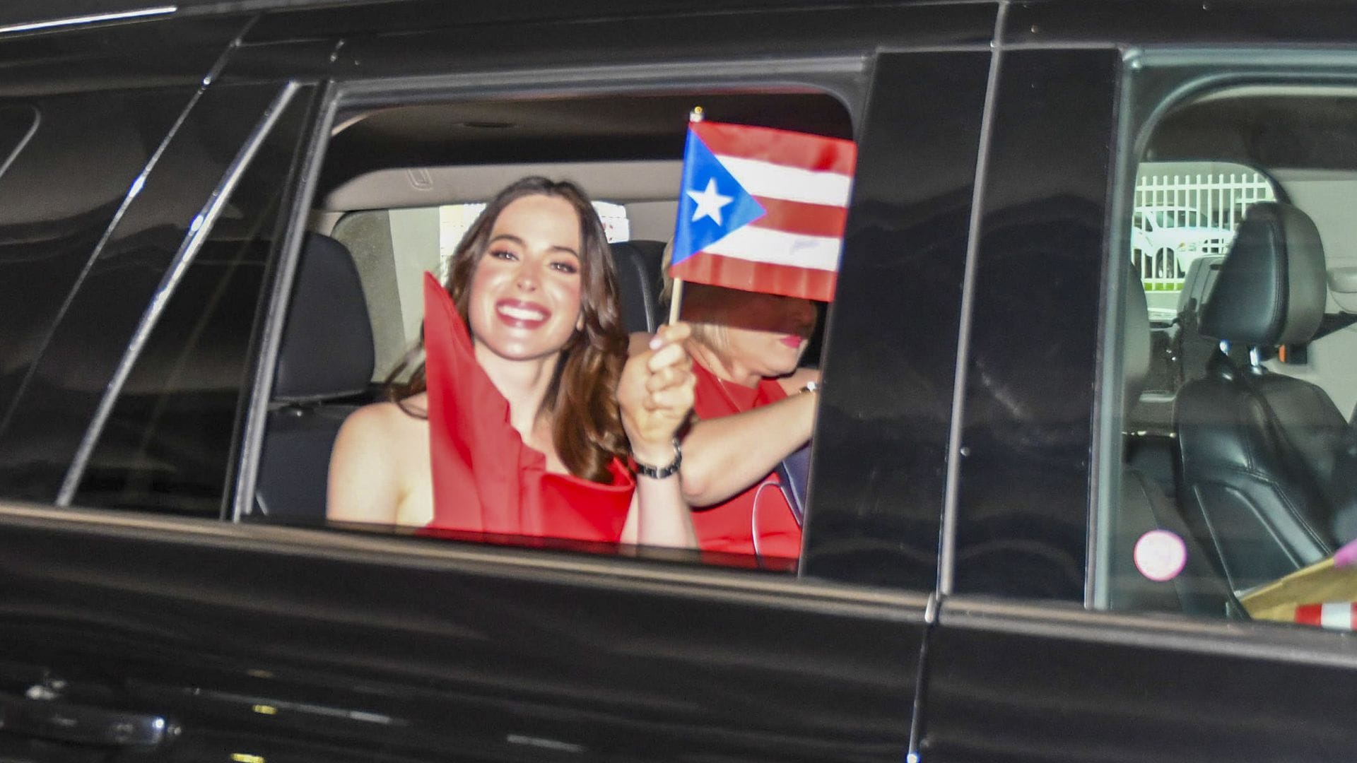 

Fátima Bosch, Miss Universo 2025, arribó hoy a Puerto Rico para compromisos profesionales, como parte de su gira global. Se espera que con su presencia se confirme el anuncio de la celebración del certamen de Miss Universo 2026 en la Isla del Encanto.