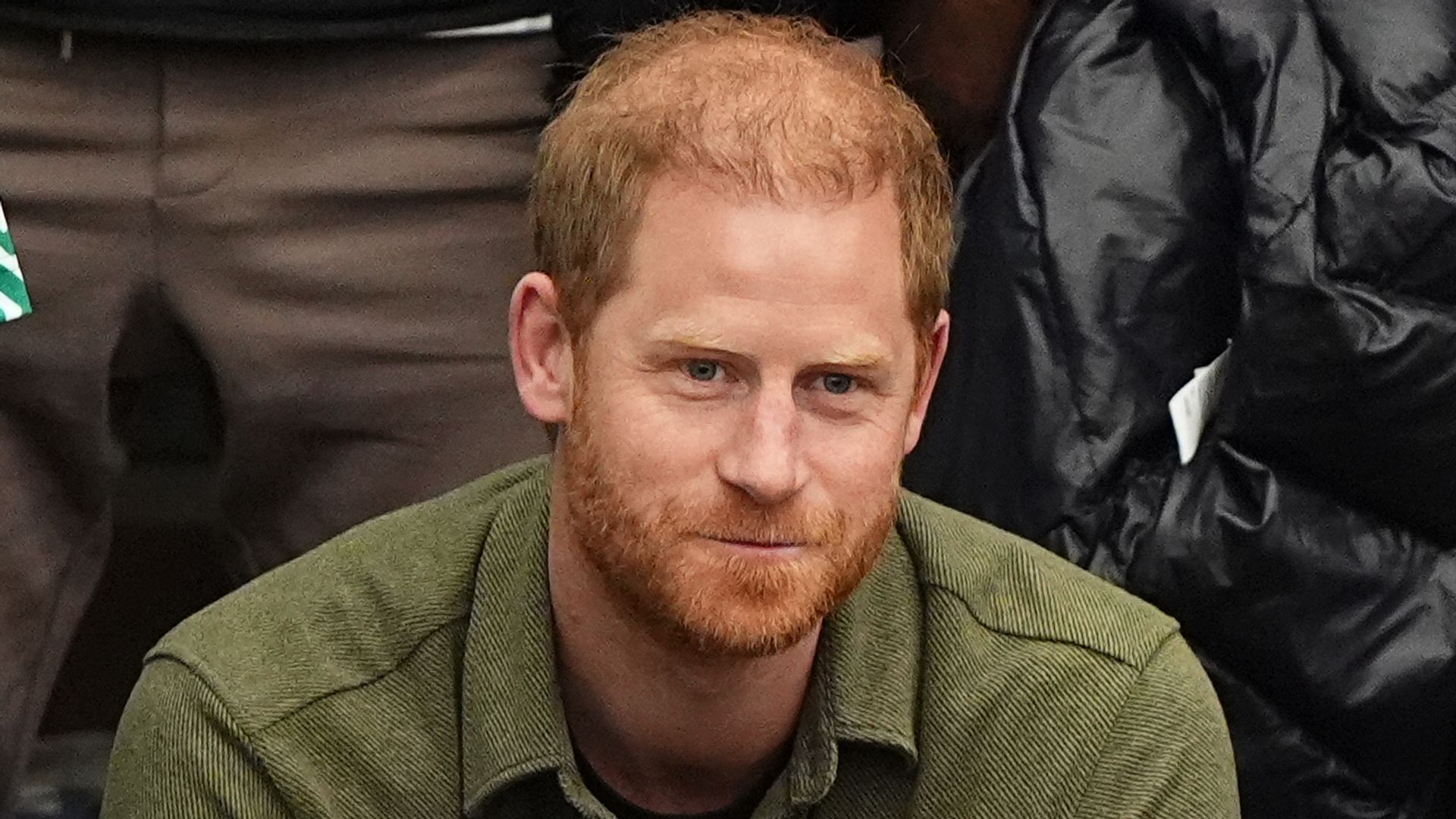 https://www.hola.com/us/horizon/landscape/8e14b1b0df00-the-duke-of-sussex-watching-the-volleyball-at-vancouver-convention-centre-during.jpg?im=Resize=(1200)