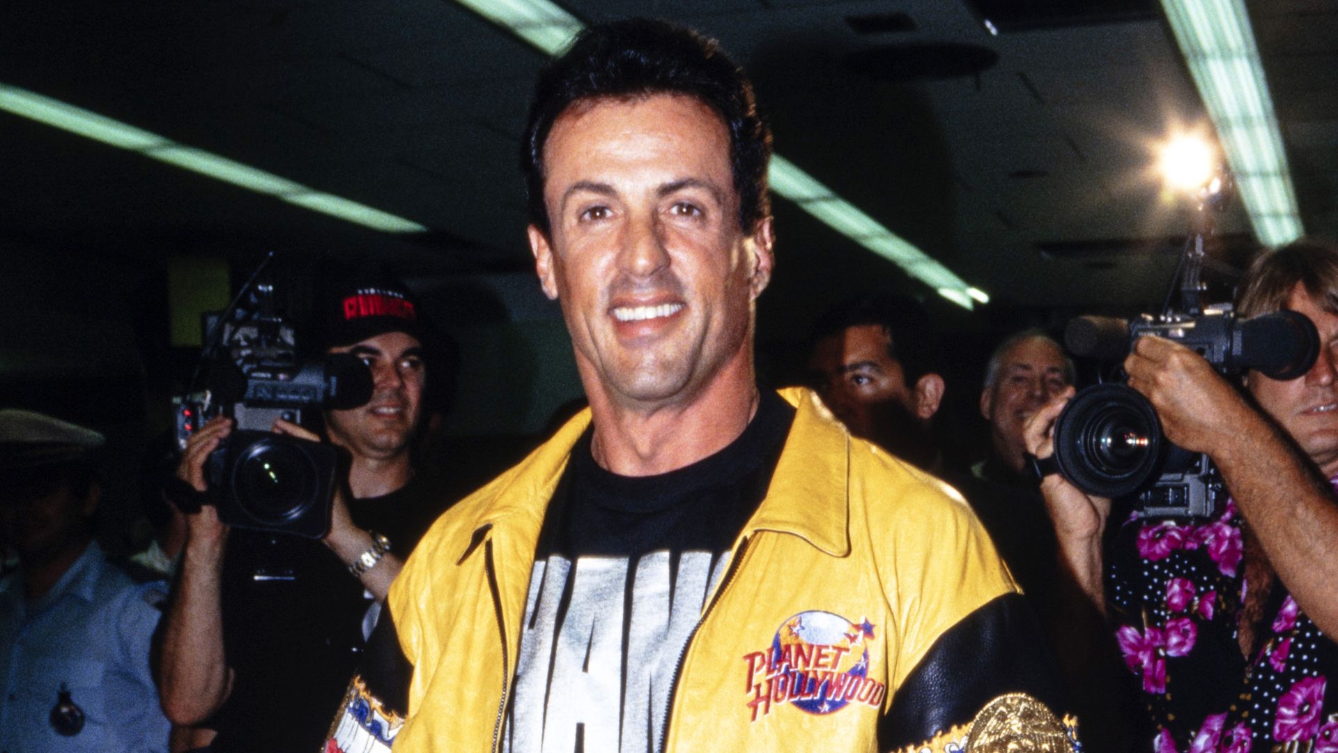 https://www.hola.com/us/horizon/landscape/8f49c27b39a0-larrivc3a9e-de-sylvester-stallone-c3a0-lac3a9roport-de-nice-pour-le-festiv.jpg?im=Resize=(1200)