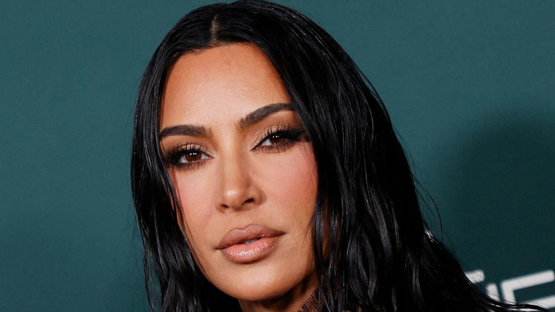 Kim Kardashian says her late dad, Robert, reached out through a medium