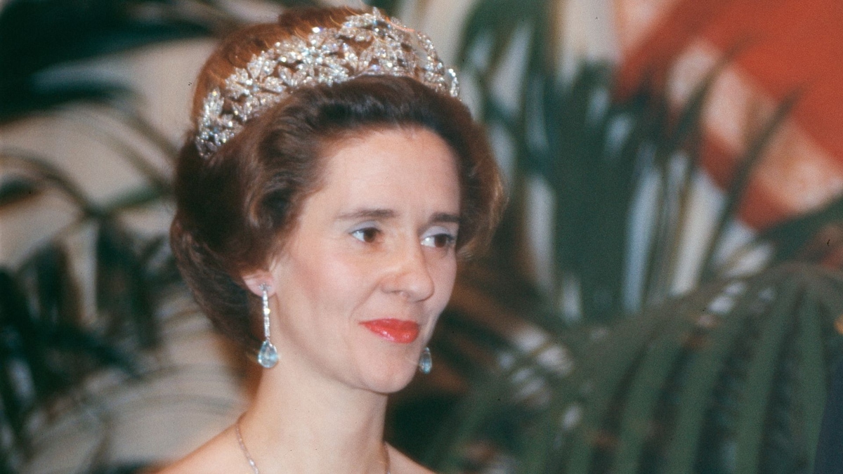 https://www.hola.com/us/horizon/landscape/90895782305d-belgian-royal-queen-fabiola-of-belgium-wearing-the-spanish-wedding-gift-tiara-wi.jpg?im=Resize=(1200)