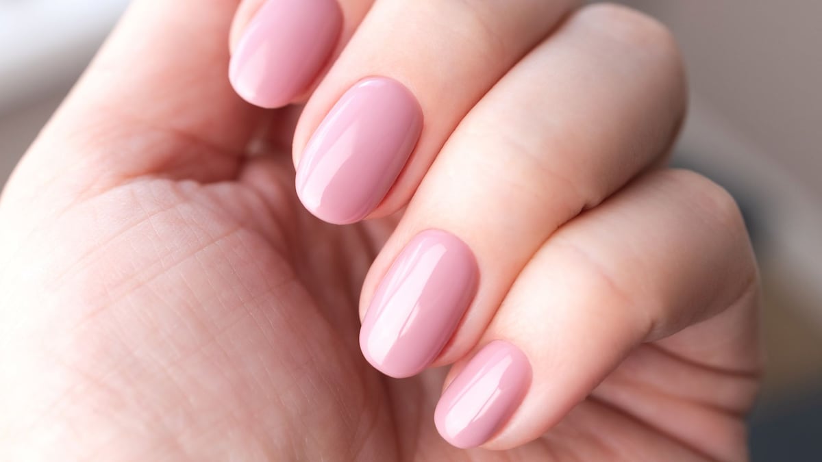 https://www.hola.com/us/horizon/landscape/91b5d501c5d0-hand-with-beautiful-manicure-pink-gel-nails.jpg?im=Resize=(1200)