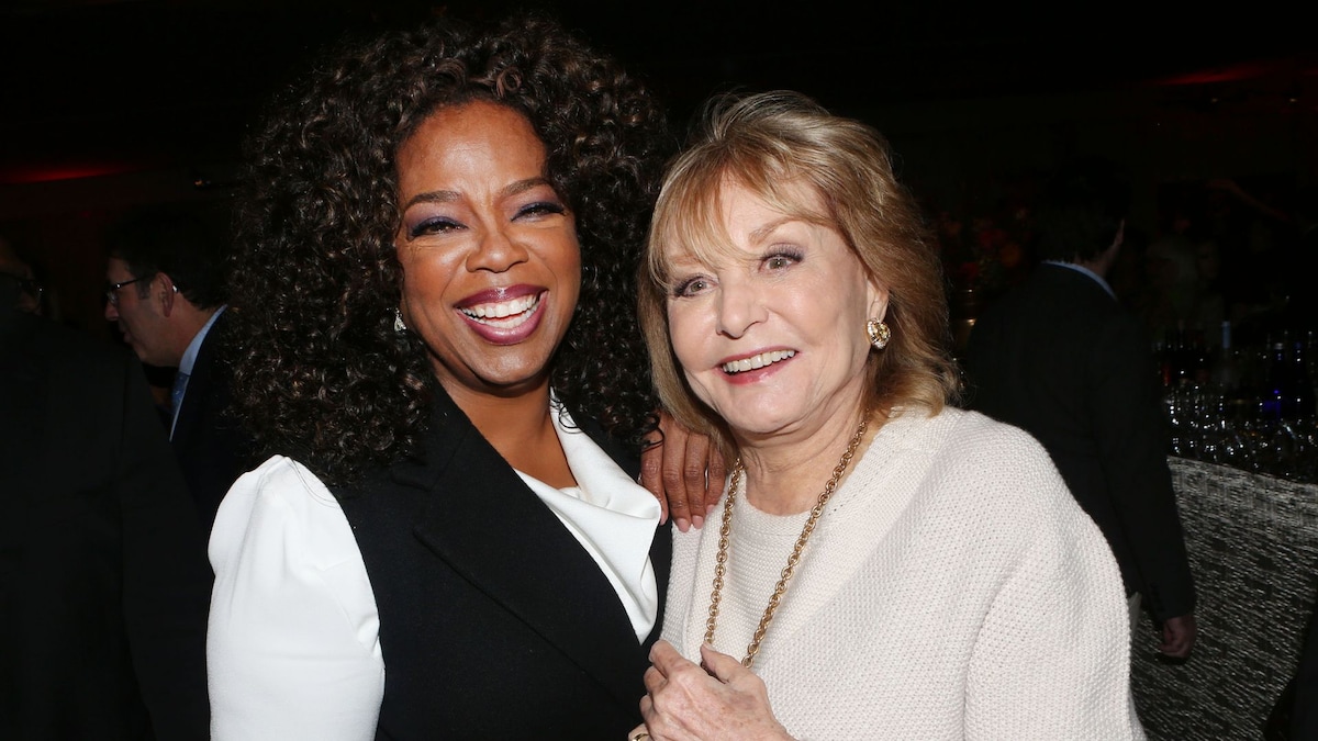 https://www.hola.com/us/horizon/landscape/924a73c39b54-oprah-winfrey-poses-with-barbara-walters.jpg?im=Resize=(1200)