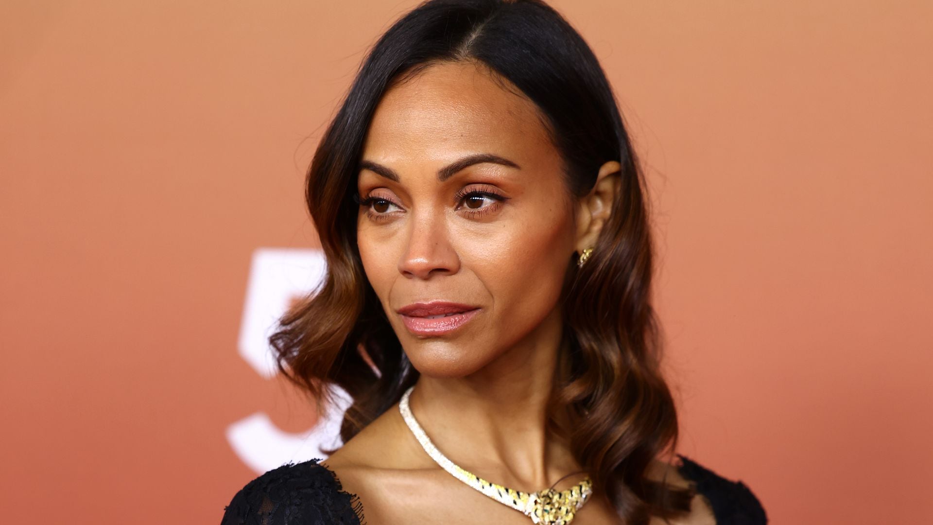 Zoe Saldaña turns heads in sculptural leather silhouette and gold jewelry for ‘Avatar: Fire and Ash’