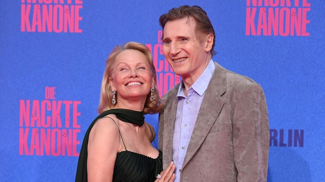 Pamela Anderson and british-irish actor Liam Neeson at the Berlin premiere of the movie "The Naked Gun"