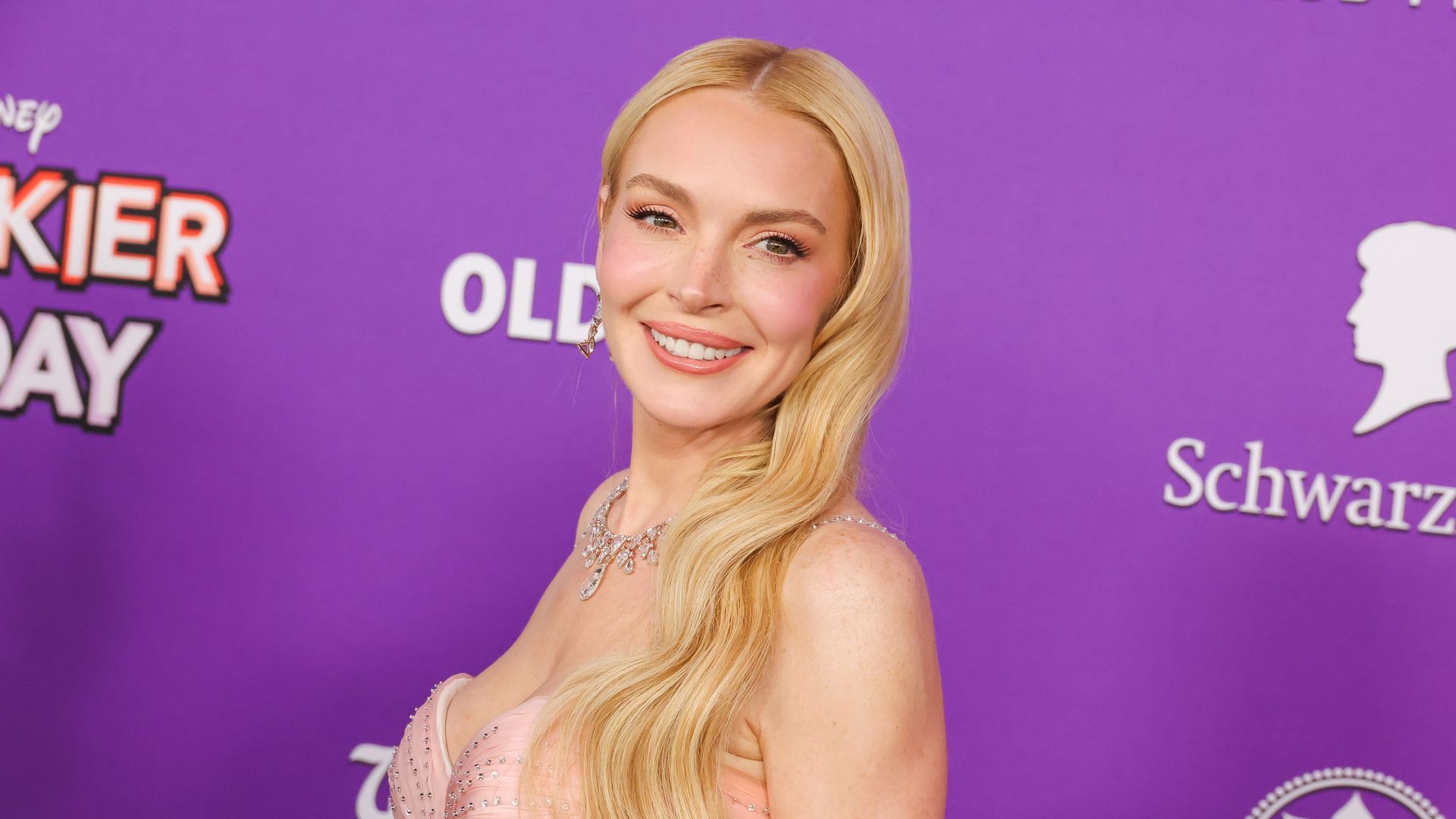 https://www.hola.com/us/horizon/landscape/9608c5d16d7f-los-angeles-california-lindsay-lohan-attends-the-premiere-of-disneys-freakier-fr.jpg?im=Resize=(1200)