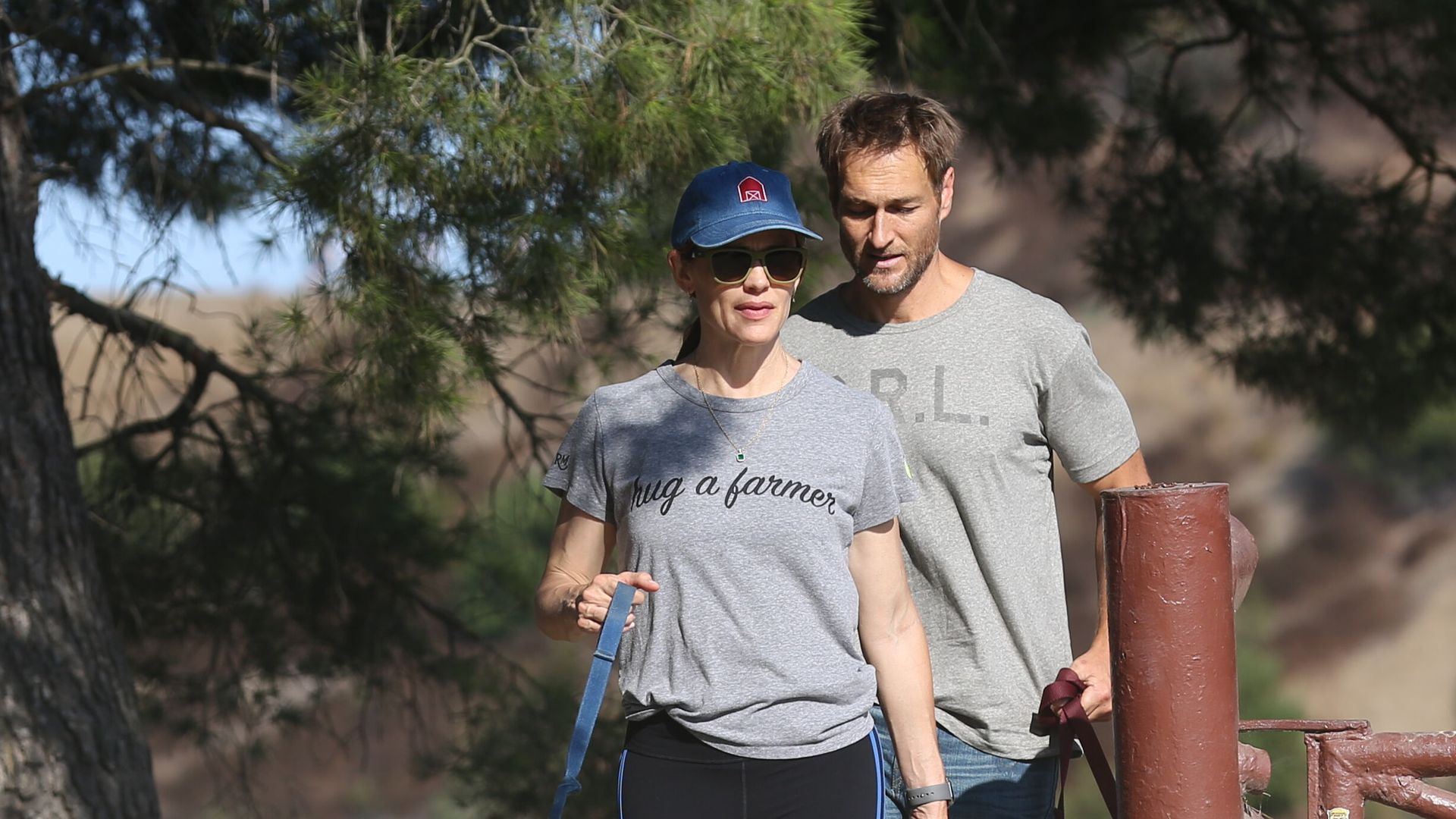 
Big Day coming! Jennifer Garner and John Miller look closer and closer to tie the knot as they spend another week end together here walking their dogs in Brentwood August 9 2026 ****

¡Se acerca el gran día! Jennifer Garner y John Miller parecen cada vez más cerca de llegar al altar mientras pasan otro fin de semana juntos, en esta ocasión paseando a sus perros en Brentwood el 9 de agosto de 2026.