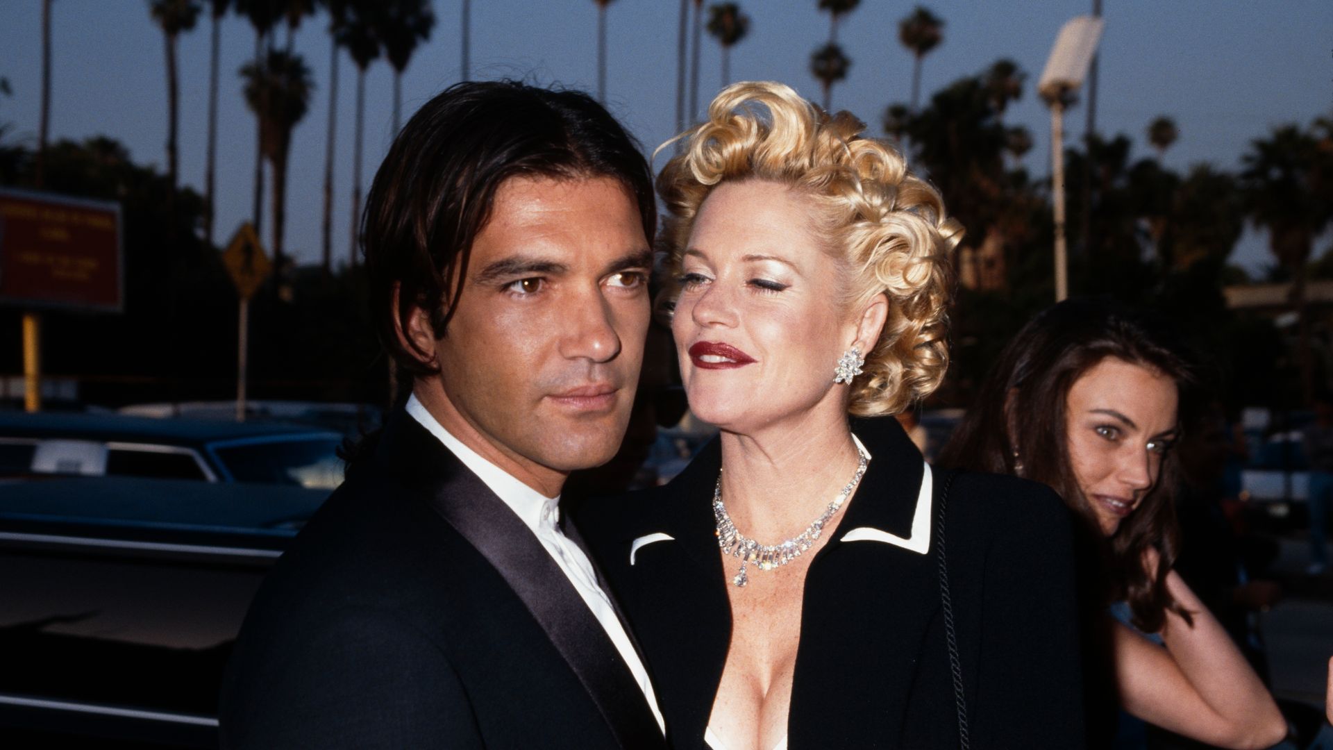 https://www.hola.com/us/horizon/landscape/97079417df3d-spanish-actor-antonio-banderas-wearing-a-tuxedo-over-a-white-stand-collar-shirt.jpg?im=Resize=(1200)