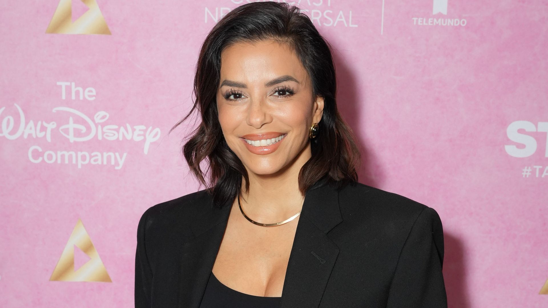 https://www.hola.com/us/horizon/landscape/976aa6dcaad0-hollywood-california-eva-longoria-attends-the-prime-videos-the-house-of-the-spir.jpg?im=Resize=(1200)