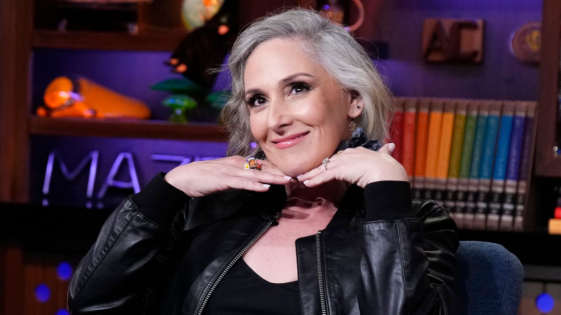 https://www.hola.com/us/horizon/landscape/97b1b29272fc-watch-what-happens-live-with-andy-cohen-episode-22097-pictured-ricki-lake.jpg