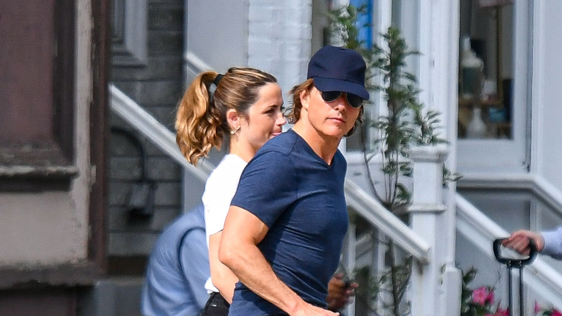 

Tom Cruise and Ana de Armas appear to confirm romantic relationship on weekend get-a-way in Vermont. The 63 year old actor and the 37 year old actress held hands while strolling the picturesque downtown to visit a few shops and attractions. Tom has kept a low profile with his dating life since his high-profile split from Katie Holmes in 2012****

Tom Cruise y Ana de Armas parecen confirmar su relación romántica durante una escapada de fin de semana en Vermont. El actor de 63 años y la actriz de 37 fueron vistos tomados de la mano mientras paseaban por el pintoresco centro del pueblo, visitando algunas tiendas y atracciones. Tom ha mantenido un perfil bajo en su vida amorosa desde su sonada separación de Katie Holmes en 2012.